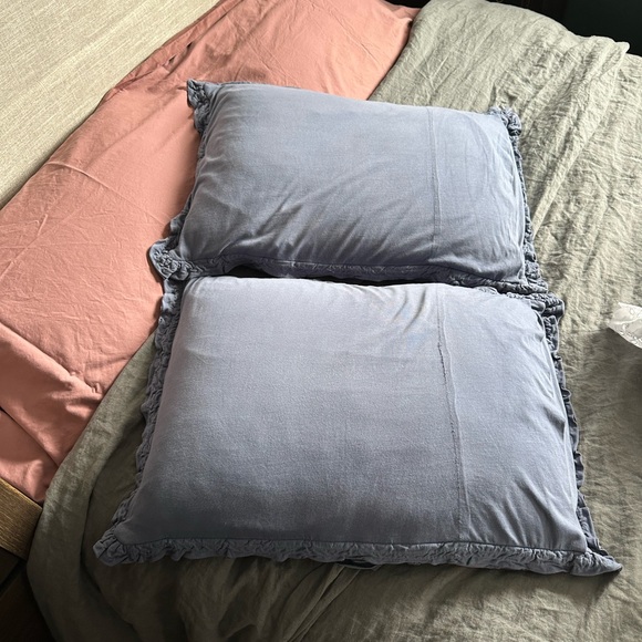 2 Anthropologie ‘Rivulets’ Ruffle Standard Pillow Shams in a dark Medallion Blue - Picture 8 of 16